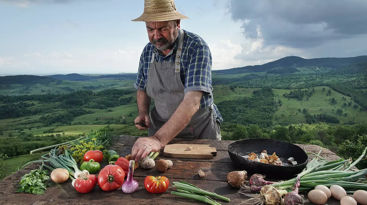 Un popor de „zămuri și tocane”. La povești cu Mircea Groza: restauratorul de gusturi